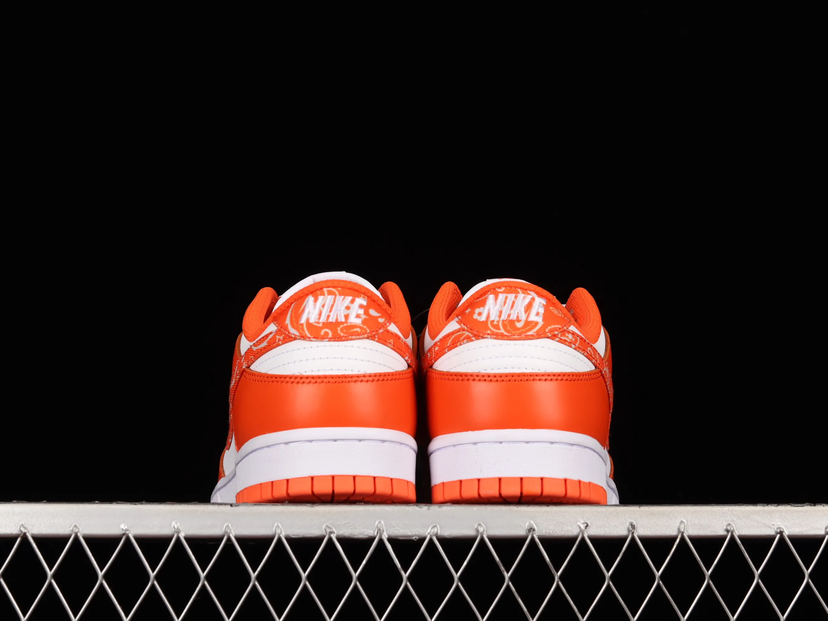 All Categories Nk SB Dunk Series Nk SB Dunk Low Low-top Sneakers F Version Nk Dunk Low "White Orange" Cashew Flower White Orange SB Smashed Backboard Fashion Casual Sneakers DH4401-103